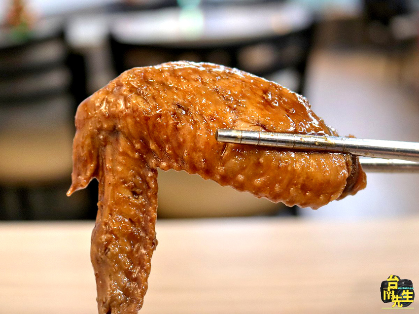 台南滷味／只有夜市吃得到／飄香20多年／在地人從小吃到大／當天備料現滷不賣隔夜貨／每日限量晚來吃不到