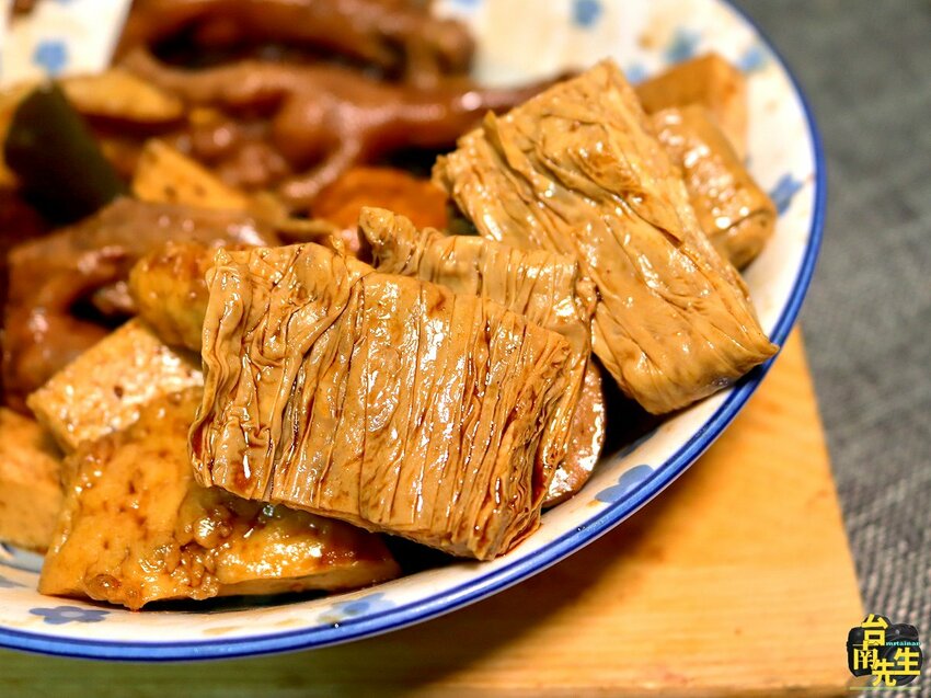 台南滷味／只有夜市吃得到／飄香20多年／在地人從小吃到大／當天備料現滷不賣隔夜貨／每日限量晚來吃不到