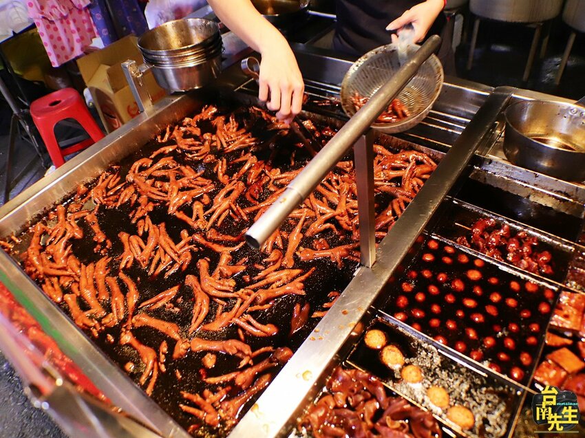 台南滷味／只有夜市吃得到／飄香20多年／在地人從小吃到大／當天備料現滷不賣隔夜貨／每日限量晚來吃不到