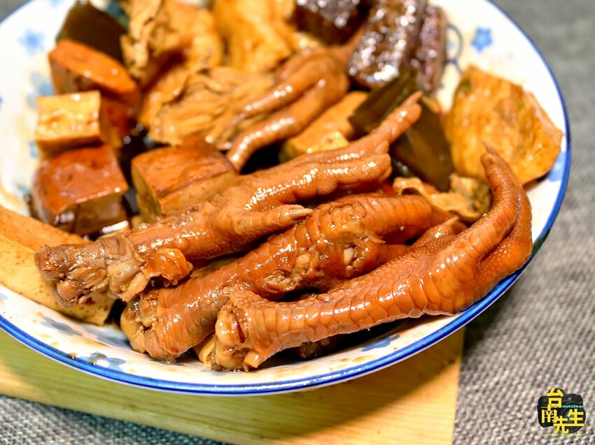 台南滷味／只有夜市吃得到／飄香20多年／在地人從小吃到大／當天備料現滷不賣隔夜貨／每日限量晚來吃不到