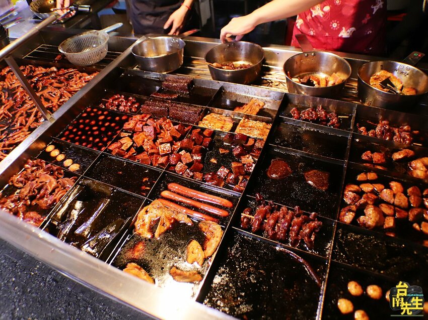 台南滷味／只有夜市吃得到／飄香20多年／在地人從小吃到大／當天備料現滷不賣隔夜貨／每日限量晚來吃不到