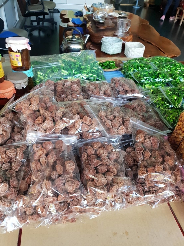 【新北.坪林】美食推薦。良心饅頭茶香紅豆包+茶香菜包&清瑰香茶莊東方美人茶+綠茶都超棒