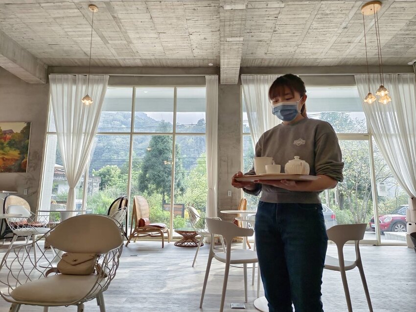 【新竹.尖石鄉】寵物友善咖啡廳。萃萃咖啡內有店貓店鳥。韓式炸雞+蘋果磅蛋糕+比薩+咖啡+落地玻璃窗