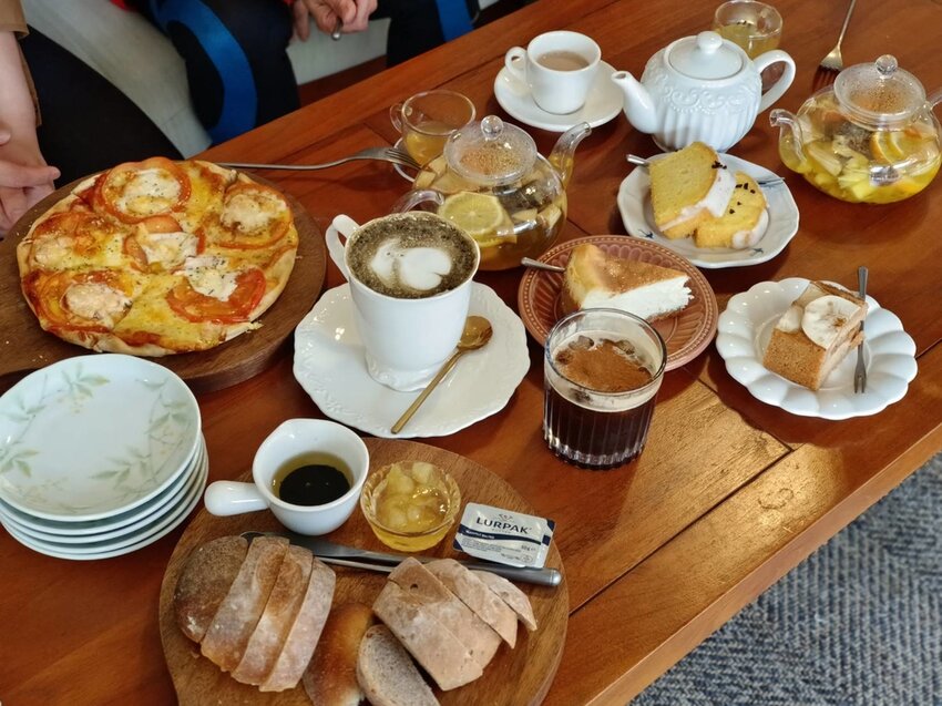 【新竹.尖石鄉】寵物友善咖啡廳。萃萃咖啡內有店貓店鳥。韓式炸雞+蘋果磅蛋糕+比薩+咖啡+落地玻璃窗