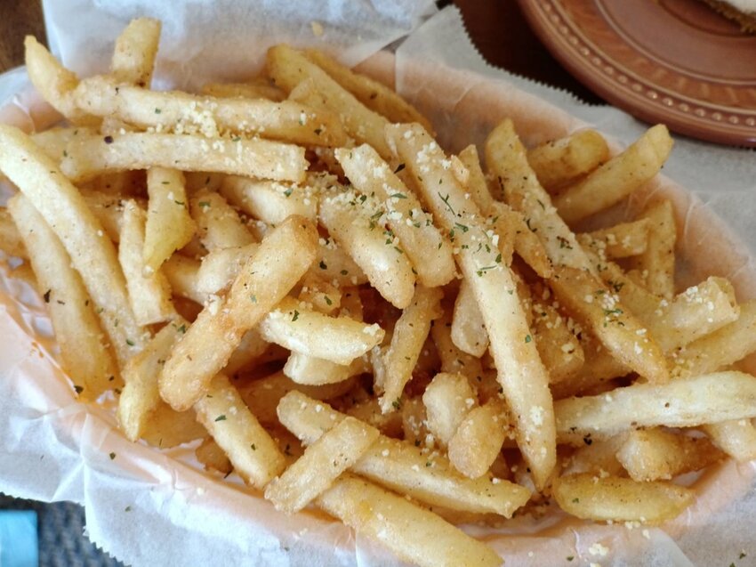 【新竹.尖石鄉】寵物友善咖啡廳。萃萃咖啡內有店貓店鳥。韓式炸雞+蘋果磅蛋糕+比薩+咖啡+落地玻璃窗