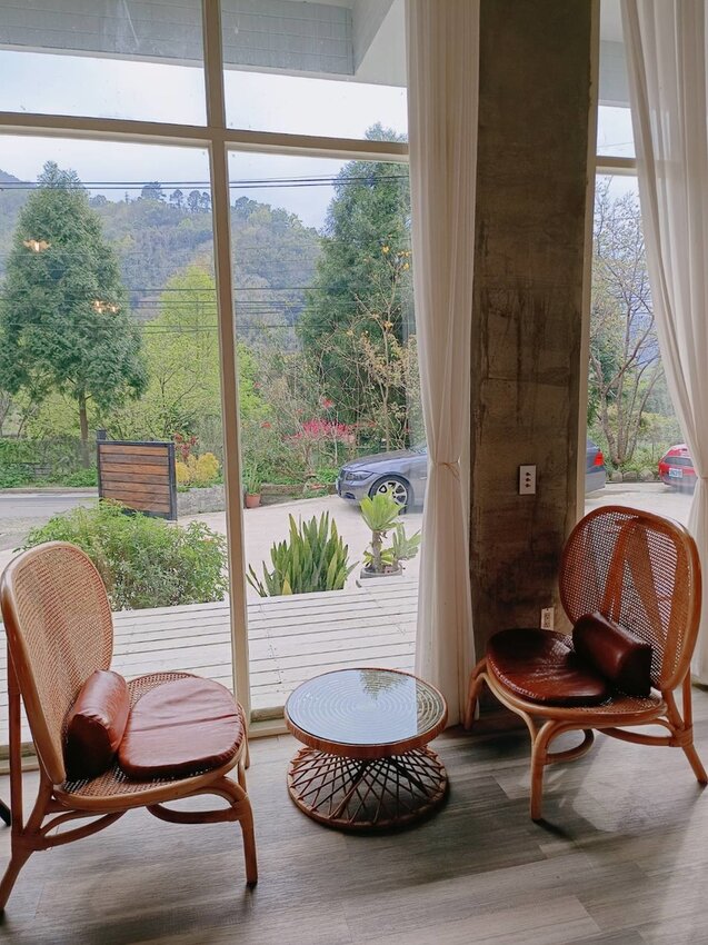 【新竹.尖石鄉】寵物友善咖啡廳。萃萃咖啡內有店貓店鳥。韓式炸雞+蘋果磅蛋糕+比薩+咖啡+落地玻璃窗