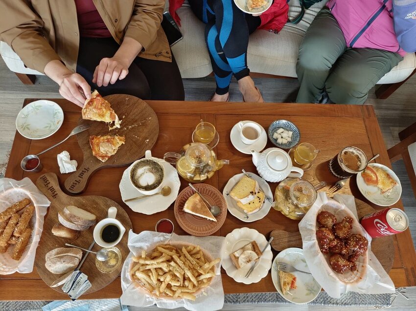 【新竹.尖石鄉】寵物友善咖啡廳。萃萃咖啡內有店貓店鳥。韓式炸雞+蘋果磅蛋糕+比薩+咖啡+落地玻璃窗