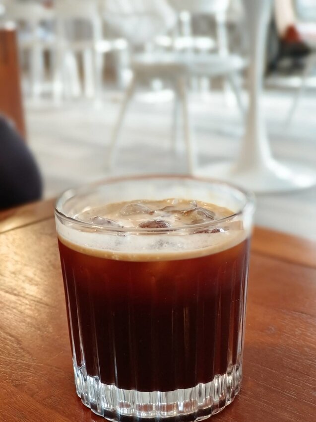 【新竹.尖石鄉】寵物友善咖啡廳。萃萃咖啡內有店貓店鳥。韓式炸雞+蘋果磅蛋糕+比薩+咖啡+落地玻璃窗