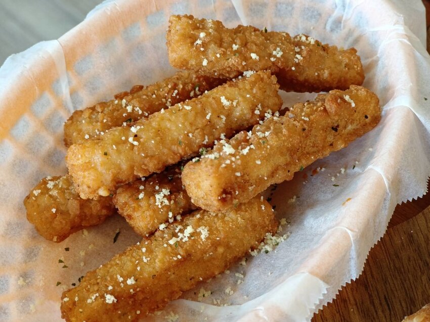 【新竹.尖石鄉】寵物友善咖啡廳。萃萃咖啡內有店貓店鳥。韓式炸雞+蘋果磅蛋糕+比薩+咖啡+落地玻璃窗