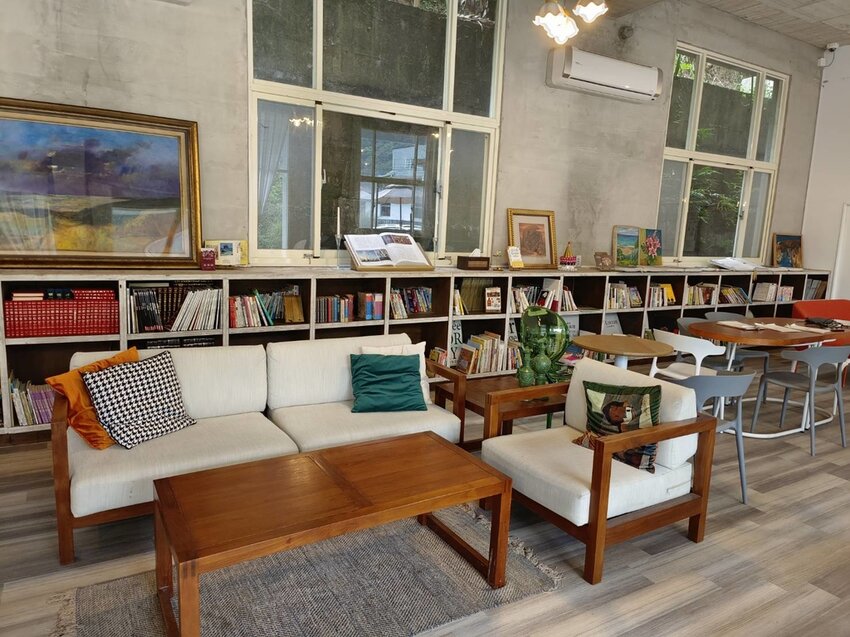 【新竹.尖石鄉】寵物友善咖啡廳。萃萃咖啡內有店貓店鳥。韓式炸雞+蘋果磅蛋糕+比薩+咖啡+落地玻璃窗