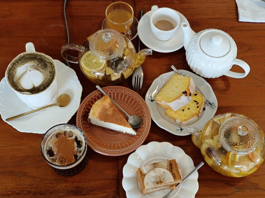 【新竹.尖石鄉】寵物友善咖啡廳。萃萃咖啡內有店貓店鳥。韓式炸雞+蘋果磅蛋糕+比薩+咖啡+落地玻璃窗