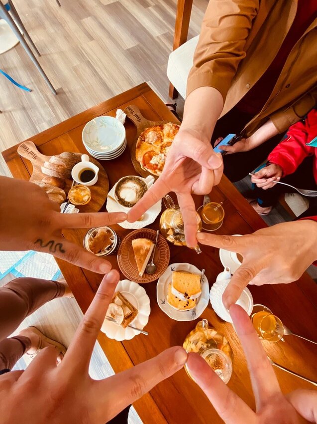 【新竹.尖石鄉】寵物友善咖啡廳。萃萃咖啡內有店貓店鳥。韓式炸雞+蘋果磅蛋糕+比薩+咖啡+落地玻璃窗