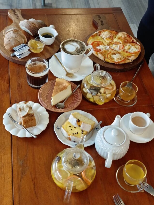 【新竹.尖石鄉】寵物友善咖啡廳。萃萃咖啡內有店貓店鳥。韓式炸雞+蘋果磅蛋糕+比薩+咖啡+落地玻璃窗