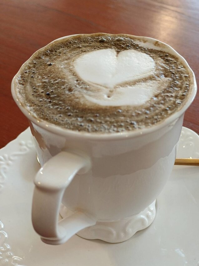 【新竹.尖石鄉】寵物友善咖啡廳。萃萃咖啡內有店貓店鳥。韓式炸雞+蘋果磅蛋糕+比薩+咖啡+落地玻璃窗