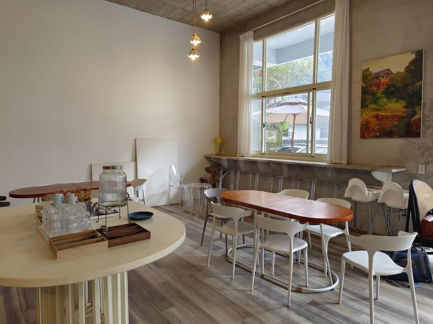 【新竹.尖石鄉】寵物友善咖啡廳。萃萃咖啡內有店貓店鳥。韓式炸雞+蘋果磅蛋糕+比薩+咖啡+落地玻璃窗