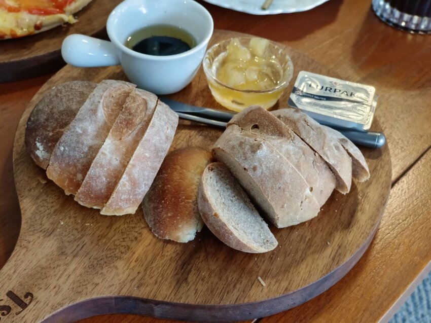 【新竹.尖石鄉】寵物友善咖啡廳。萃萃咖啡內有店貓店鳥。韓式炸雞+蘋果磅蛋糕+比薩+咖啡+落地玻璃窗