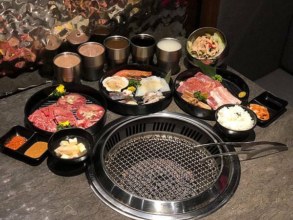 （基隆燒肉）龍榮燒肉～2021基隆新開幕燒肉專賣店！220元起超平價！套餐燒肉安心吃飽飽！小菜、白飯、飲料免費吃到飽！（附龍榮燒肉菜單）