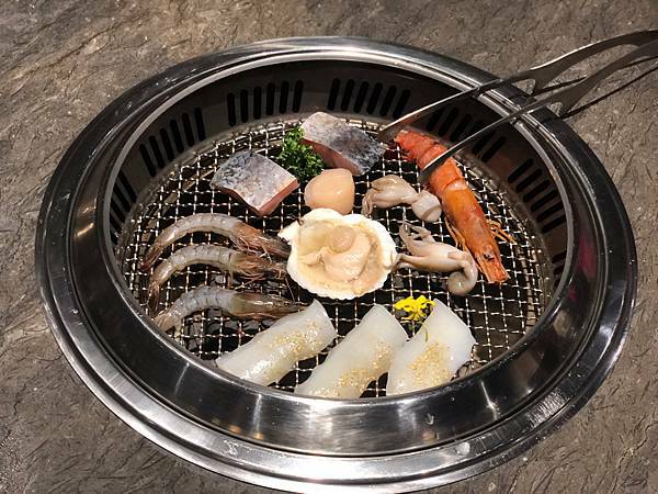 （基隆燒肉）龍榮燒肉～2021基隆新開幕燒肉專賣店！220元起超平價！套餐燒肉安心吃飽飽！小菜、白飯、飲料免費吃到飽！（附龍榮燒肉菜單）