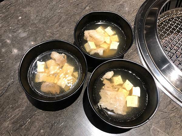 （基隆燒肉）龍榮燒肉～2021基隆新開幕燒肉專賣店！220元起超平價！套餐燒肉安心吃飽飽！小菜、白飯、飲料免費吃到飽！（附龍榮燒肉菜單）