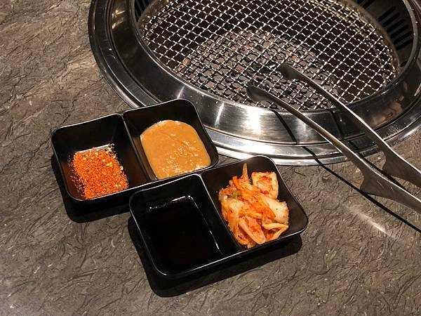 （基隆燒肉）龍榮燒肉～2021基隆新開幕燒肉專賣店！220元起超平價！套餐燒肉安心吃飽飽！小菜、白飯、飲料免費吃到飽！（附龍榮燒肉菜單）