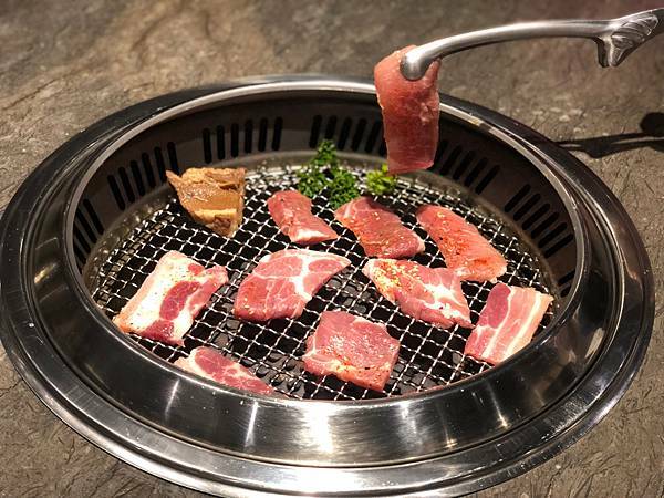 （基隆燒肉）龍榮燒肉～2021基隆新開幕燒肉專賣店！220元起超平價！套餐燒肉安心吃飽飽！小菜、白飯、飲料免費吃到飽！（附龍榮燒肉菜單）