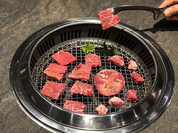 （基隆燒肉）龍榮燒肉～2021基隆新開幕燒肉專賣店！220元起超平價！套餐燒肉安心吃飽飽！小菜、白飯、飲料免費吃到飽！（附龍榮燒肉菜單）