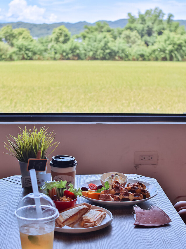 觀景窗台收藏無邊風光景致，一景金黃稻穗藍天為帳，波浪搖曳間飲一杯咖啡品一席悠閒時刻