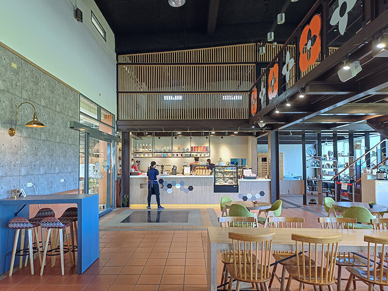 觀景窗台收藏無邊風光景致，一景金黃稻穗藍天為帳，波浪搖曳間飲一杯咖啡品一席悠閒時刻