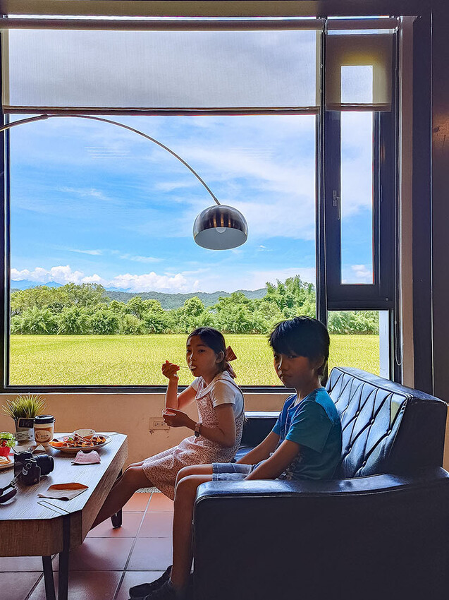 觀景窗台收藏無邊風光景致，一景金黃稻穗藍天為帳，波浪搖曳間飲一杯咖啡品一席悠閒時刻