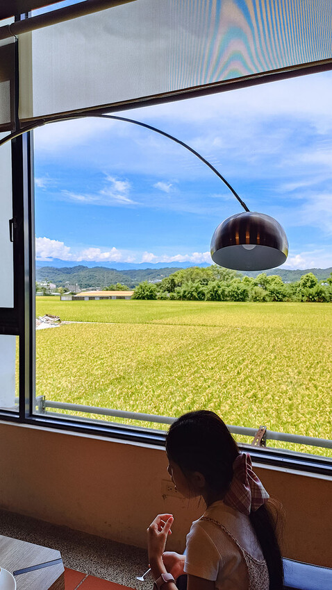 觀景窗台收藏無邊風光景致，一景金黃稻穗藍天為帳，波浪搖曳間飲一杯咖啡品一席悠閒時刻
