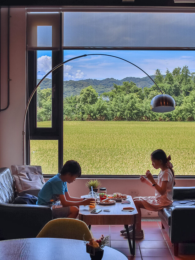 觀景窗台收藏無邊風光景致，一景金黃稻穗藍天為帳，波浪搖曳間飲一杯咖啡品一席悠閒時刻