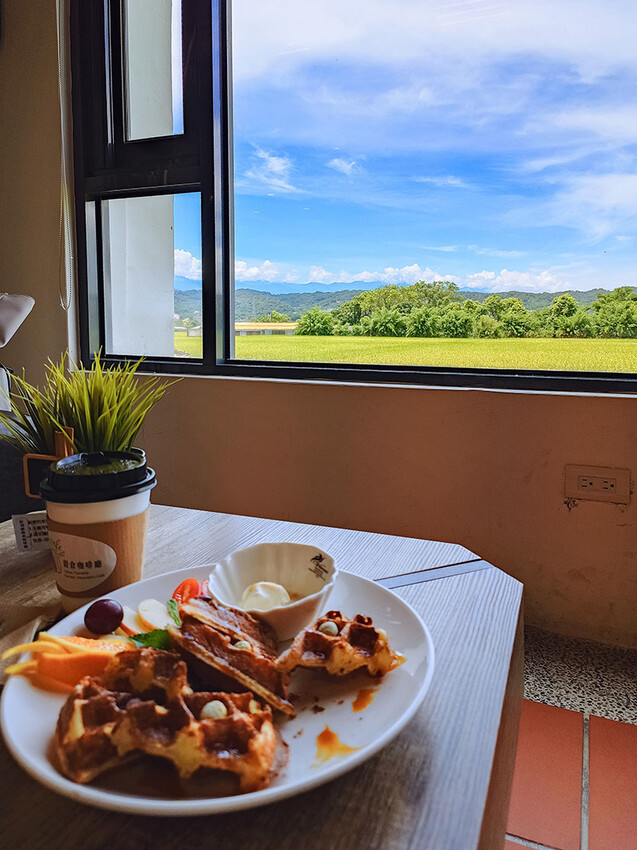 觀景窗台收藏無邊風光景致，一景金黃稻穗藍天為帳，波浪搖曳間飲一杯咖啡品一席悠閒時刻