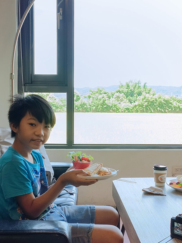 觀景窗台收藏無邊風光景致，一景金黃稻穗藍天為帳，波浪搖曳間飲一杯咖啡品一席悠閒時刻