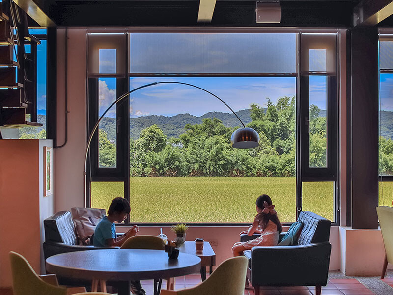 觀景窗台收藏無邊風光景致，一景金黃稻穗藍天為帳，波浪搖曳間飲一杯咖啡品一席悠閒時刻