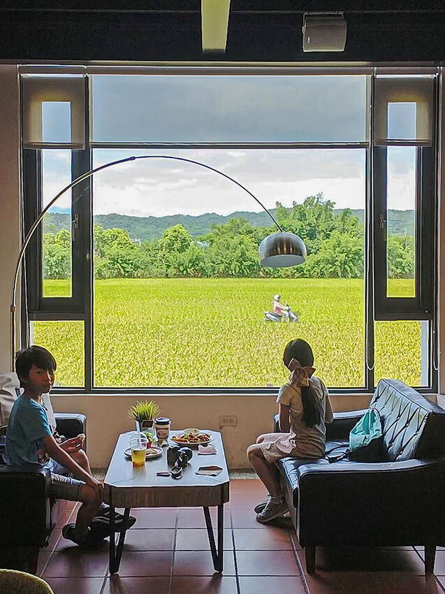 觀景窗台收藏無邊風光景致，一景金黃稻穗藍天為帳，波浪搖曳間飲一杯咖啡品一席悠閒時刻