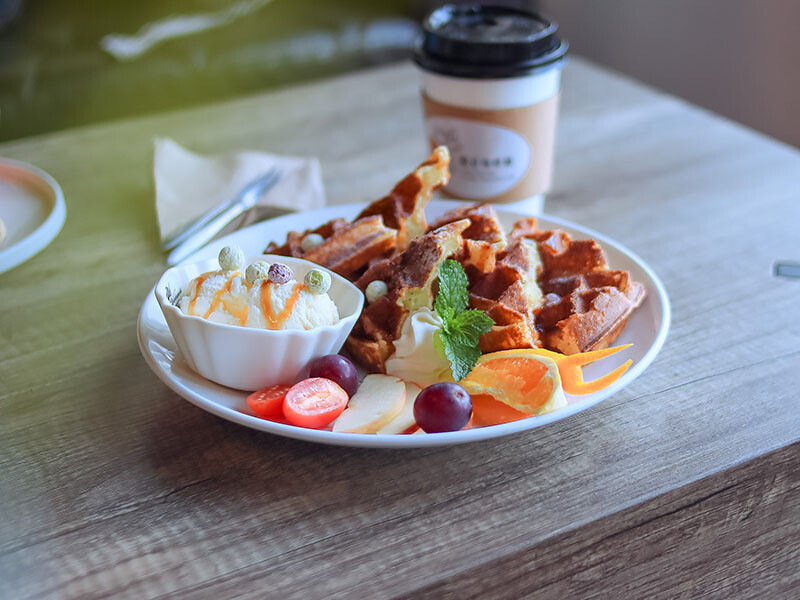 觀景窗台收藏無邊風光景致，一景金黃稻穗藍天為帳，波浪搖曳間飲一杯咖啡品一席悠閒時刻