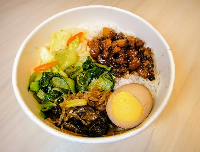 【美食】大橋頭美食「源作食堂 弁當專門店」雞腿排骨便當，大同區便當推薦、大橋頭捷運站便當推薦 附菜單