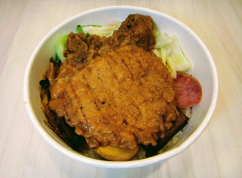 【美食】大橋頭美食「源作食堂 弁當專門店」雞腿排骨便當，大同區便當推薦、大橋頭捷運站便當推薦 附菜單