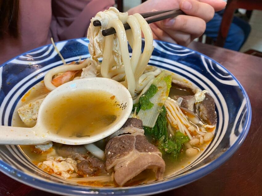 [台中北區] 鐵厝鍋燒｜來自高雄柯仔寮漁村的鍋燒麵｜新鮮食材每日熬煮高湯｜鮮甜好吃的自製虱目魚丸｜寵物友善店家｜內附菜單