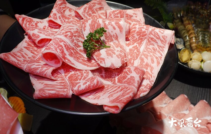 舞古賀涮涮屋｜「高雄火鍋 」龍蝦海鮮 頂級肉品火鍋專門 大港吃鍋得獎 .鼓山華榮店 - 大眼電台 DaYan talk