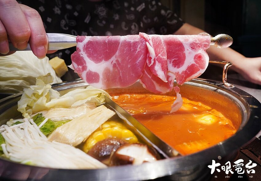 舞古賀涮涮屋｜「高雄火鍋 」龍蝦海鮮 頂級肉品火鍋專門 大港吃鍋得獎 .鼓山華榮店 - 大眼電台 DaYan talk