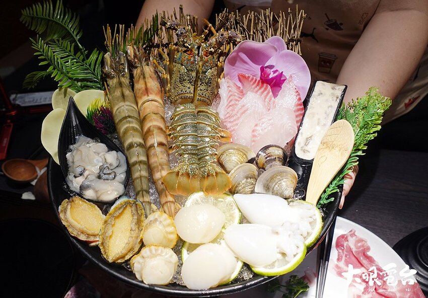 舞古賀涮涮屋｜「高雄火鍋 」龍蝦海鮮 頂級肉品火鍋專門 大港吃鍋得獎 .鼓山華榮店 - 大眼電台 DaYan talk