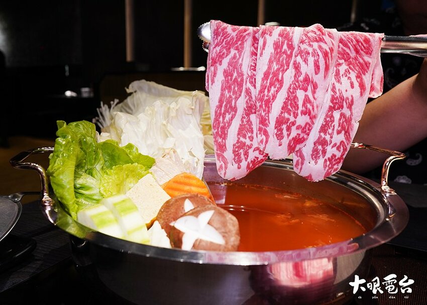 舞古賀涮涮屋｜「高雄火鍋 」龍蝦海鮮 頂級肉品火鍋專門 大港吃鍋得獎 .鼓山華榮店 - 大眼電台 DaYan talk