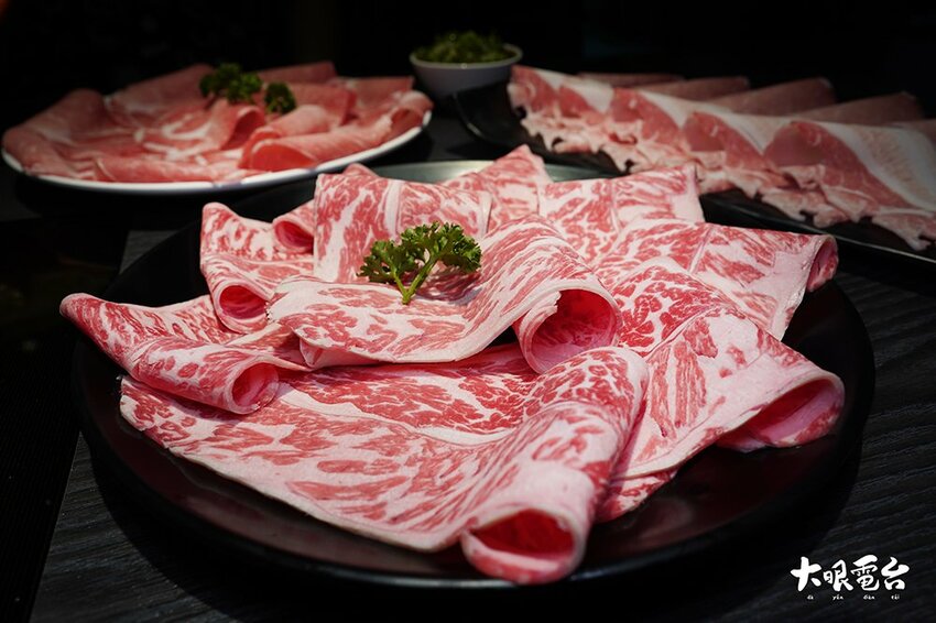 舞古賀涮涮屋｜「高雄火鍋 」龍蝦海鮮 頂級肉品火鍋專門 大港吃鍋得獎 .鼓山華榮店 - 大眼電台 DaYan talk