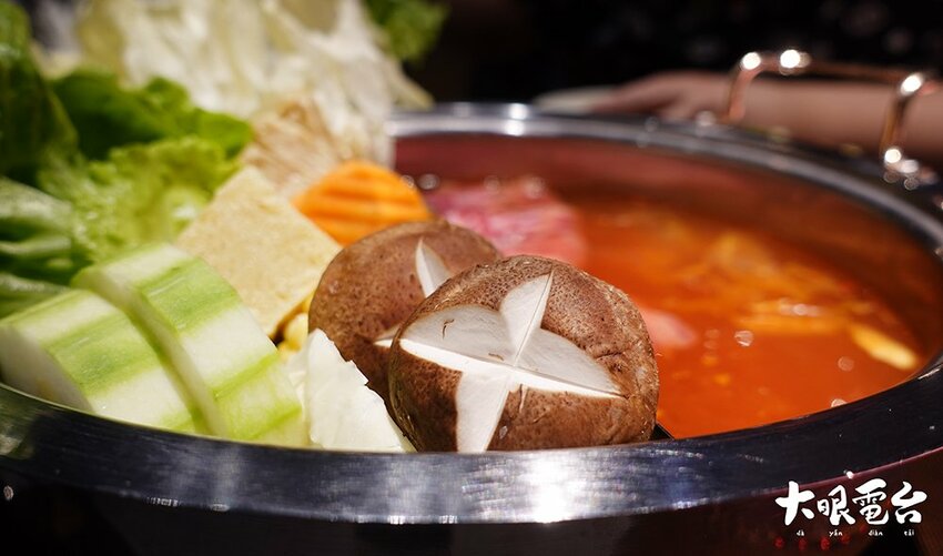 舞古賀涮涮屋｜「高雄火鍋 」龍蝦海鮮 頂級肉品火鍋專門 大港吃鍋得獎 .鼓山華榮店 - 大眼電台 DaYan talk