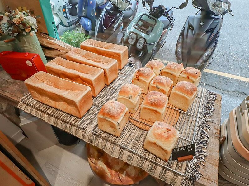 新竹必吃麵包「塔可手作烘焙」！超柔軟生吐司、減糖麵包，光華街排隊美食！