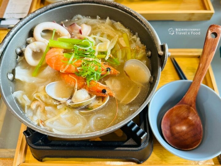 ▲新北三芝海景咖啡廳推薦：海邊灶咖，不只下午茶，也有供應米粉湯、控肉飯等台味美食 /SISI人妻 提供、WalkerLand窩客島整理