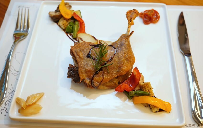 【桃園龍潭】野薑花與貓庭園咖啡．野薑花入菜、近距離與貓咪互動!