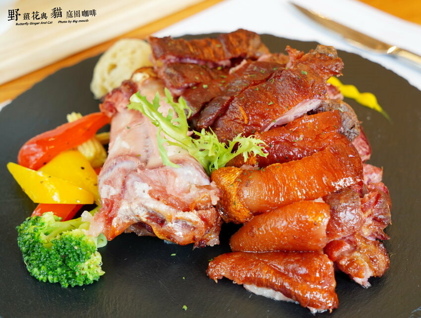 【龍潭美食】野薑花與貓庭園餐廳．野薑花料理、貓咪、立體拉花超療癒!