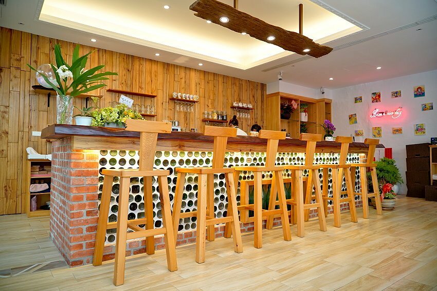 【桃園龍潭】野薑花與貓庭園咖啡．野薑花入菜、近距離與貓咪互動!